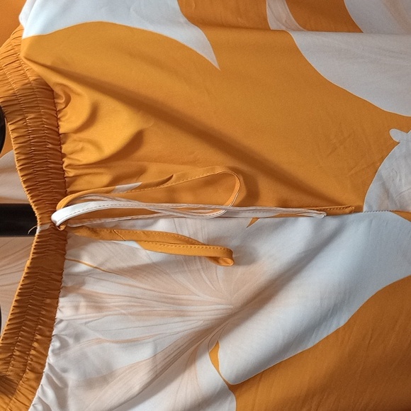 Yellow and Cream Color Floral Two-Piece Outfit, New, Size XXL. - Picture 2 of 3